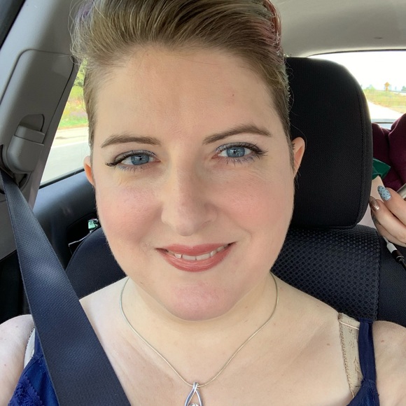 Meet your Posher, Nicole - Picture 1 of 1